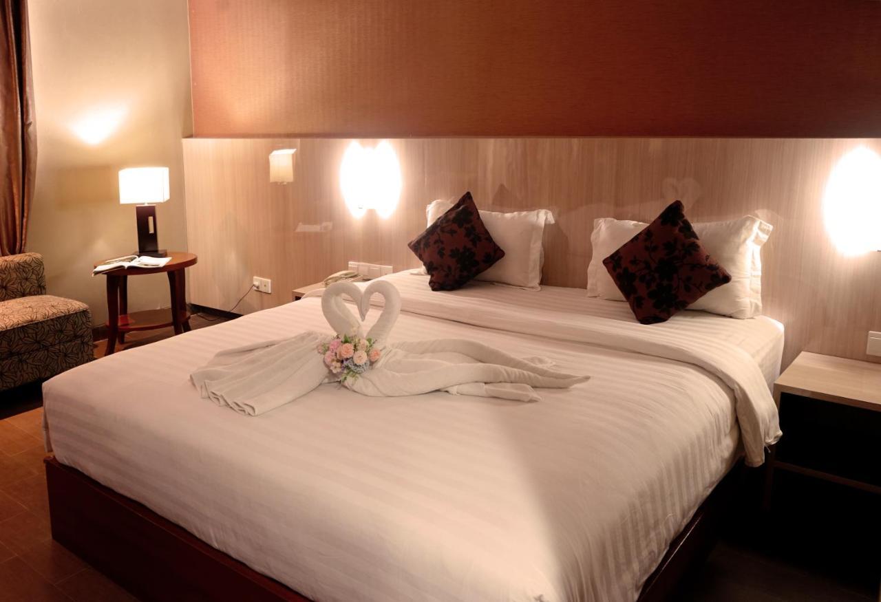 Grand Hatika Hotel Tanjung Pandan Exterior foto