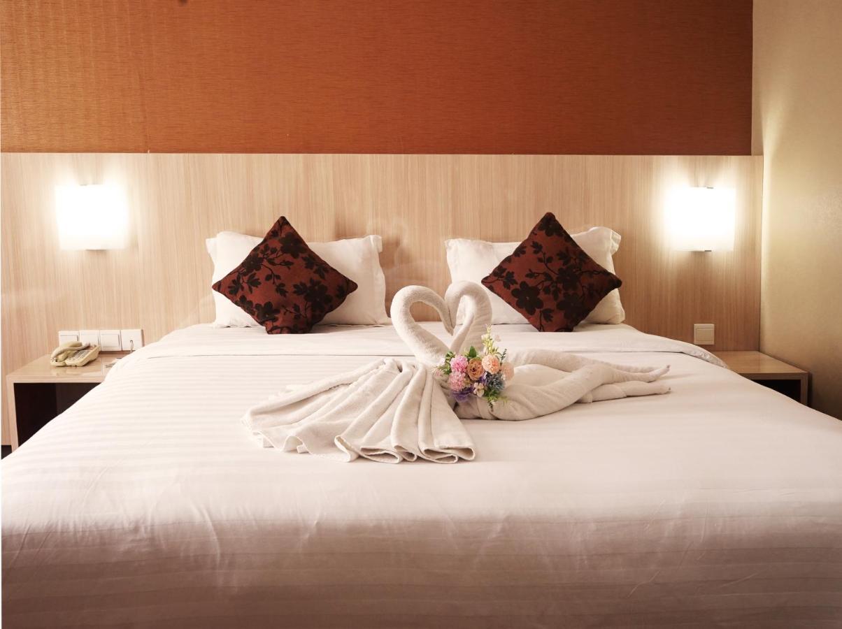 Grand Hatika Hotel Tanjung Pandan Exterior foto