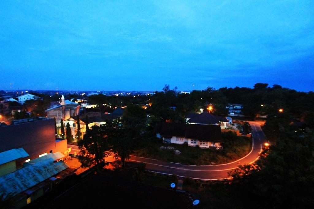Grand Hatika Hotel Tanjung Pandan Exterior foto