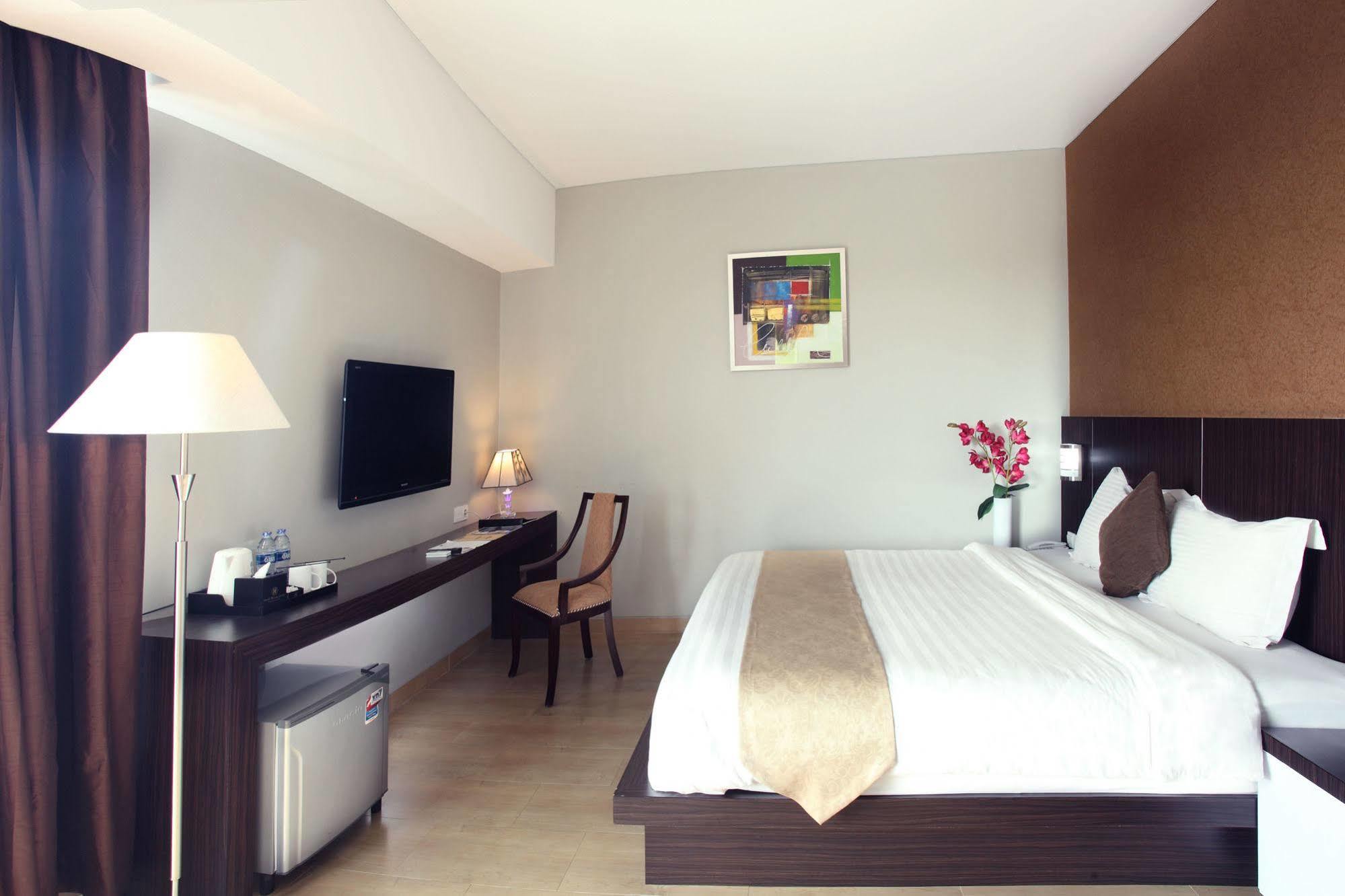 Grand Hatika Hotel Tanjung Pandan Exterior foto