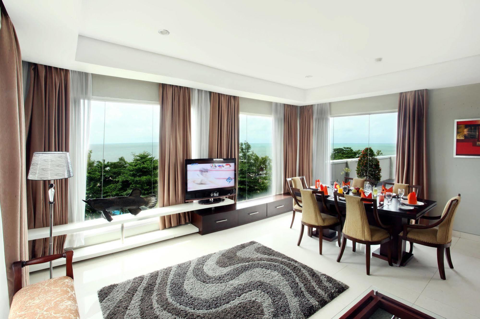 Grand Hatika Hotel Tanjung Pandan Exterior foto