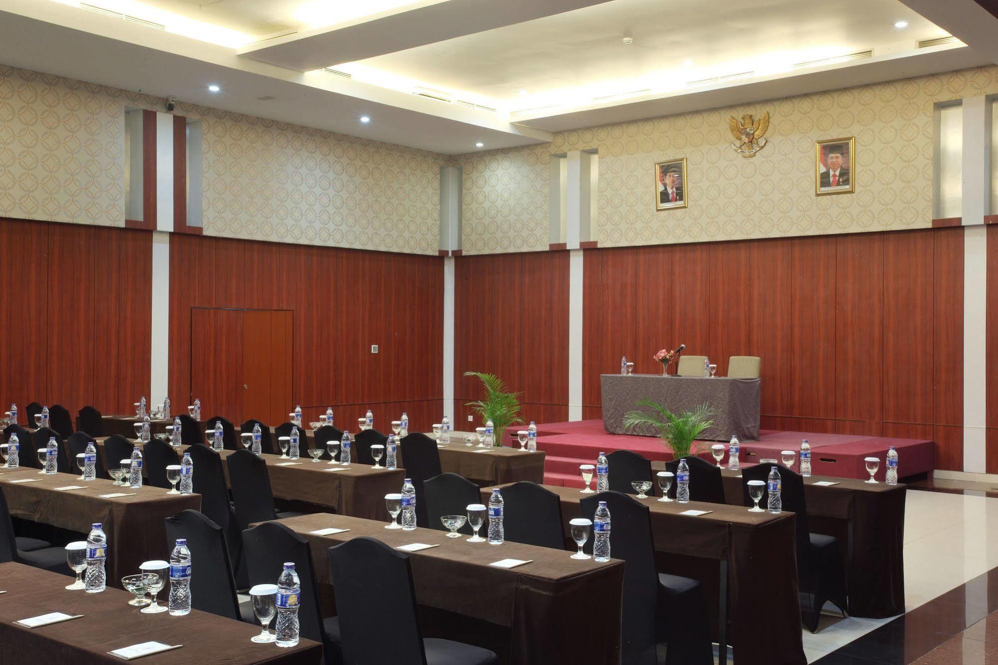 Grand Hatika Hotel Tanjung Pandan Exterior foto