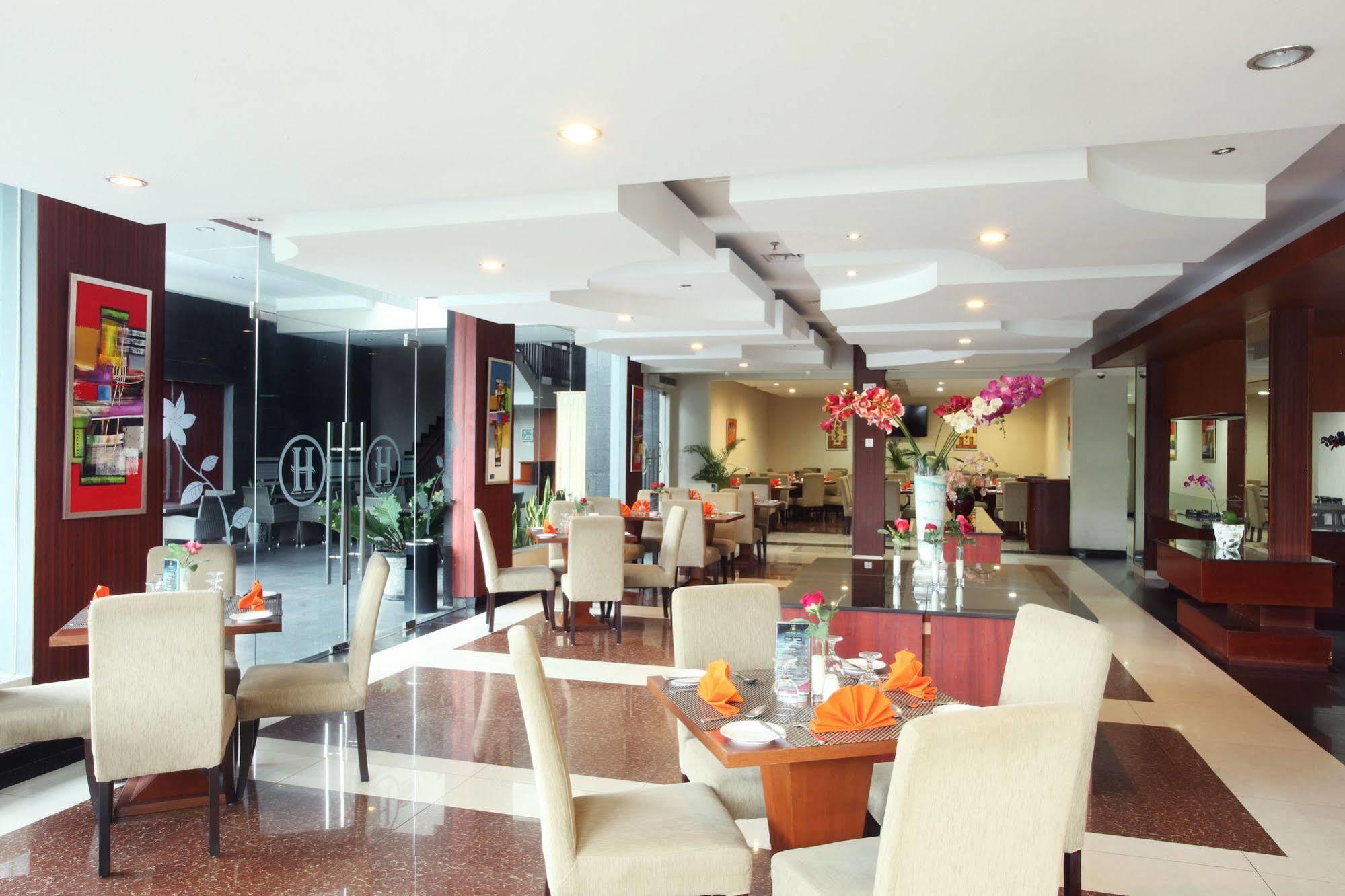 Grand Hatika Hotel Tanjung Pandan Exterior foto
