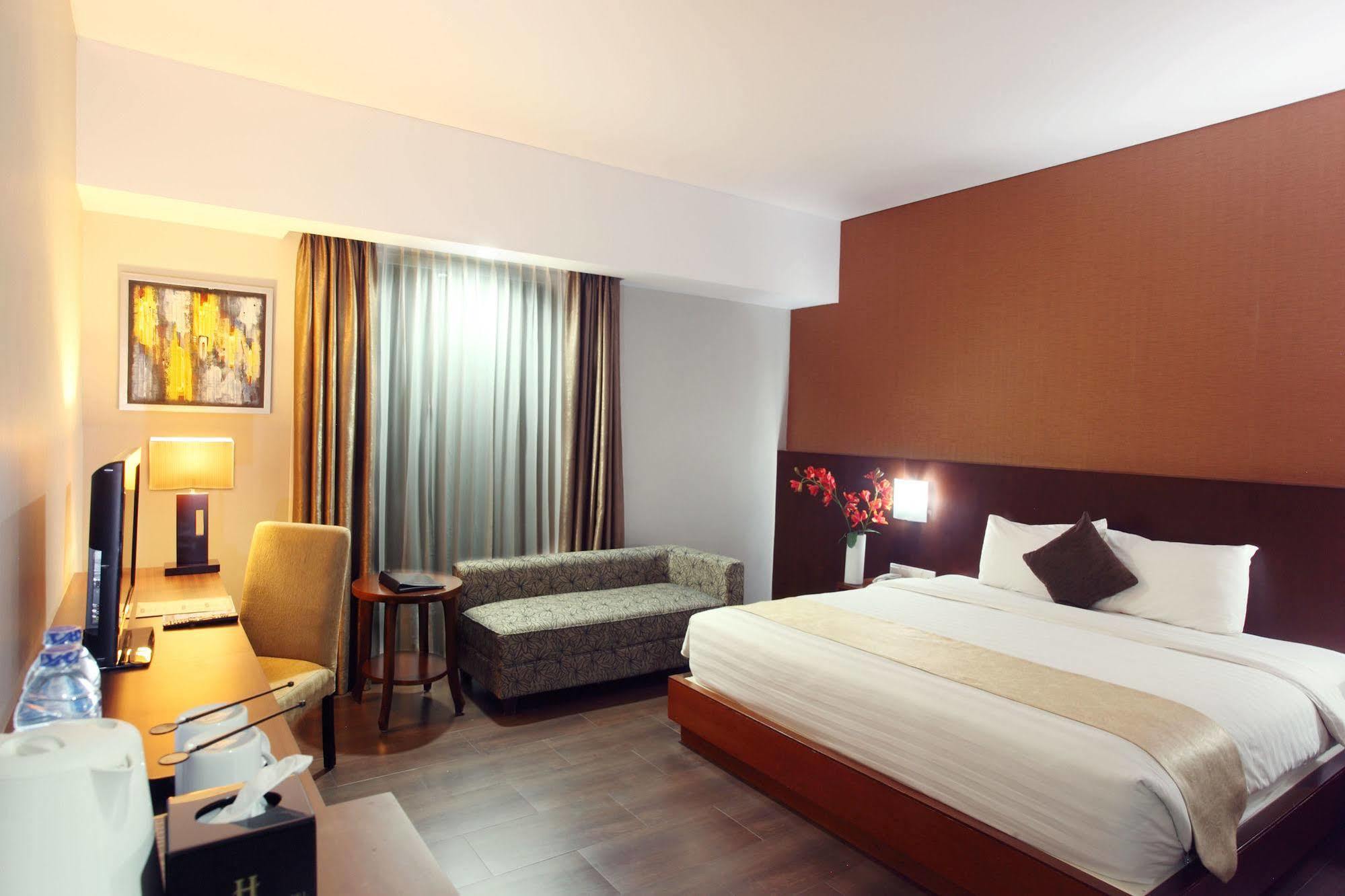 Grand Hatika Hotel Tanjung Pandan Exterior foto