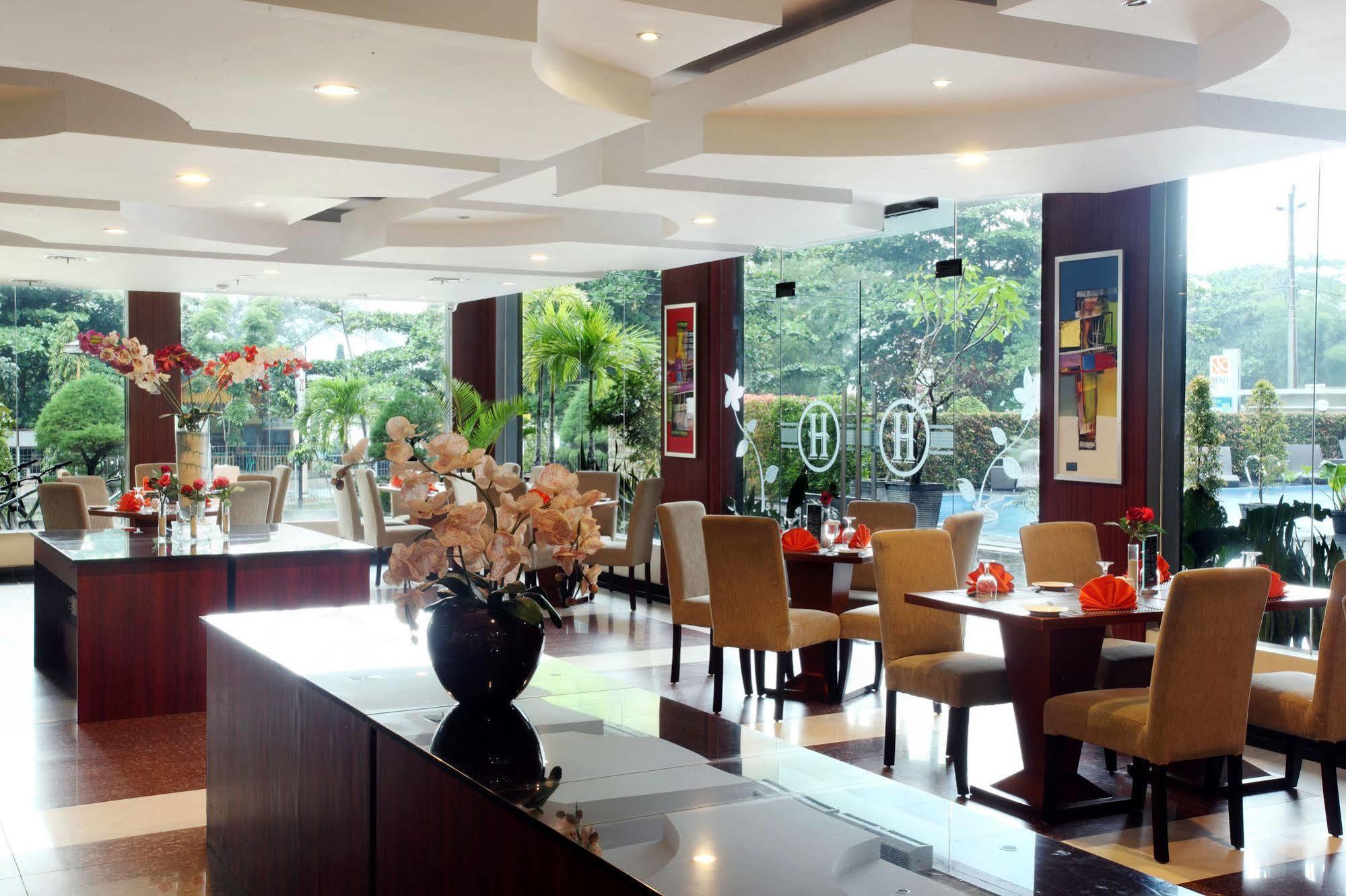 Grand Hatika Hotel Tanjung Pandan Exterior foto
